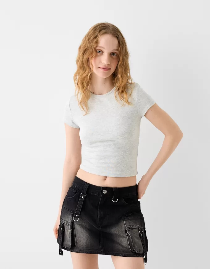 Tricou cu mânecă scurtă și decolteu