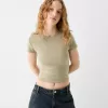 Tricou cu mânecă scurtă și decolteu