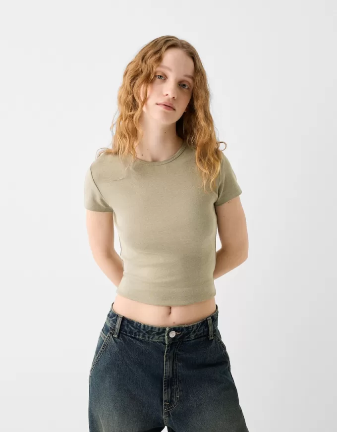 Tricou cu mânecă scurtă și decolteu