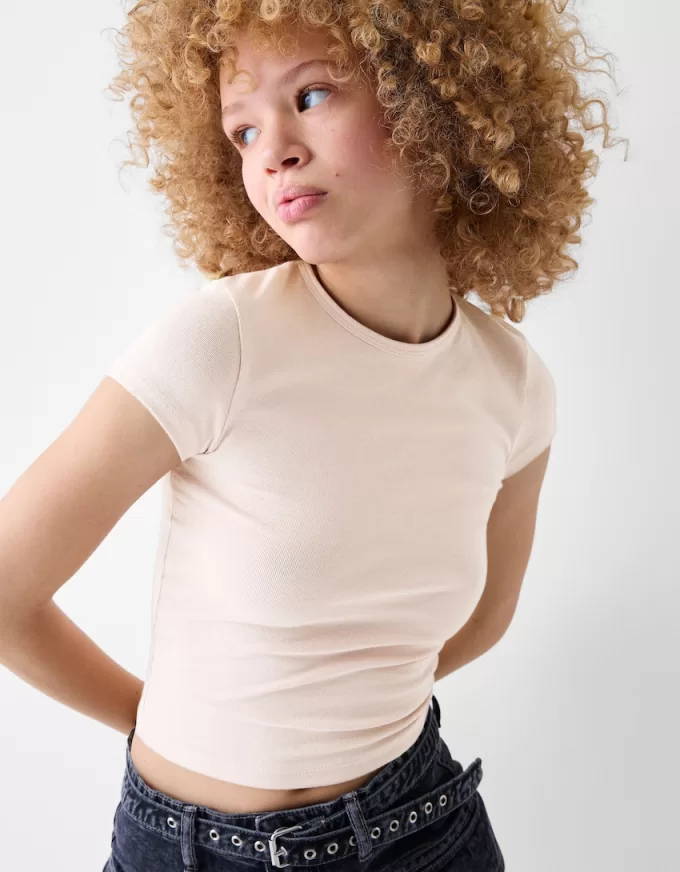 Tricou cu mânecă scurtă și decolteu Tricou cu mânecă scurtă și decolteu