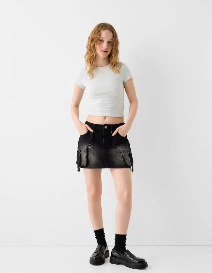 Tricou cu mânecă scurtă și decolteu
