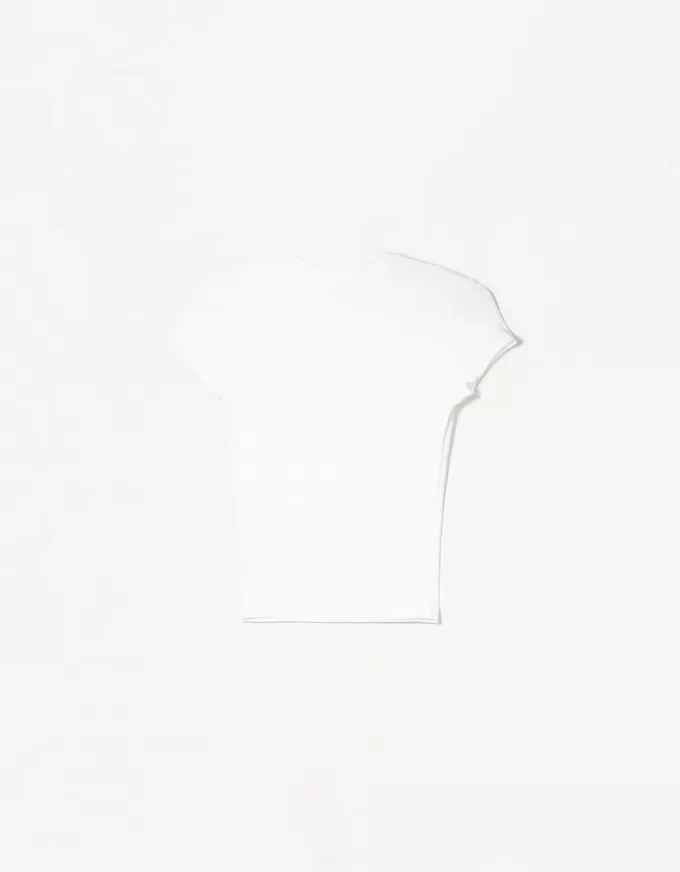 Tricou cu mânecă scurtă și decolteu Tricou cu mânecă scurtă și decolteu