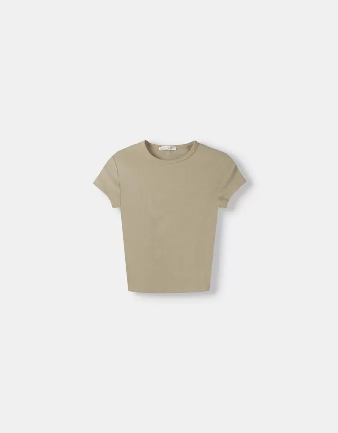 Tricou cu mânecă scurtă și decolteu Tricou cu mânecă scurtă și decolteu