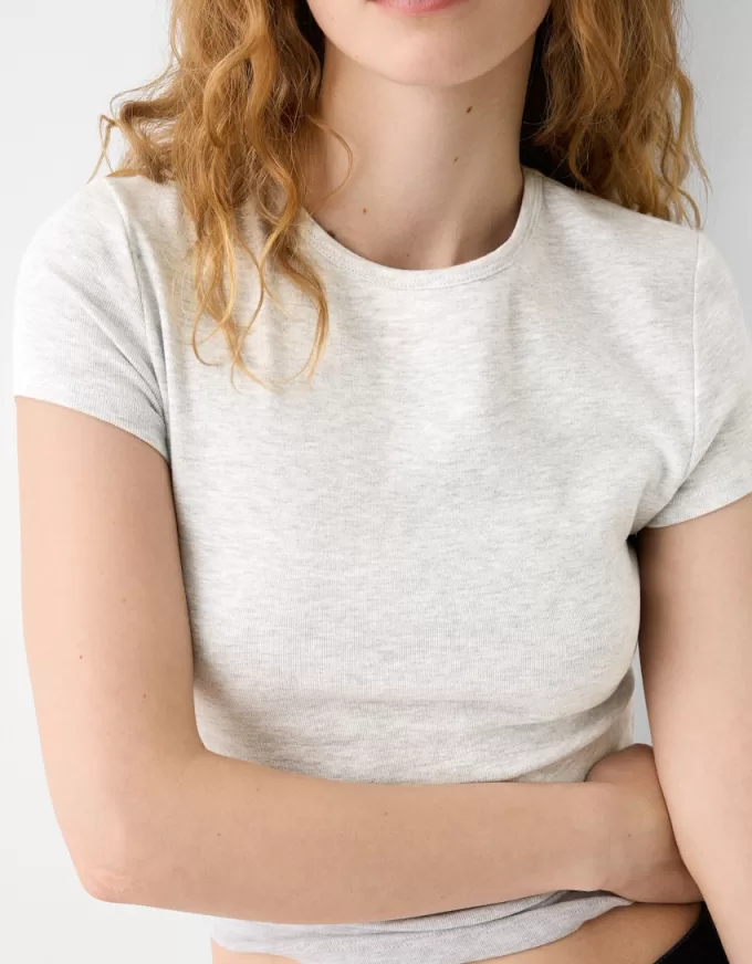 Tricou cu mânecă scurtă și decolteu