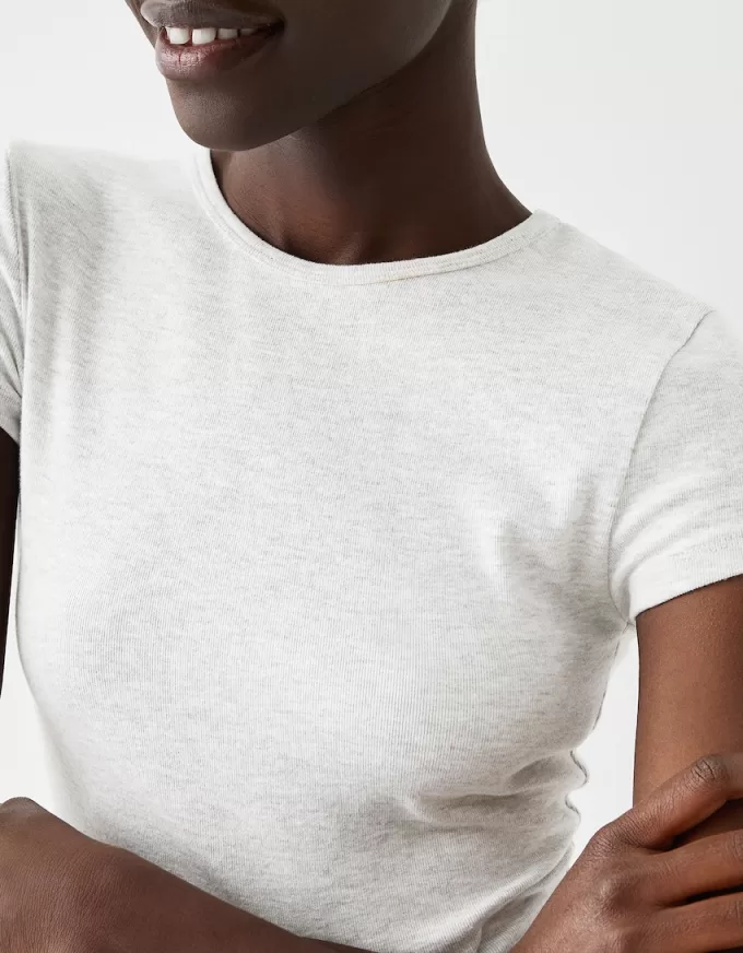 Tricou cu mânecă scurtă și decolteu Tricou cu mânecă scurtă și decolteu