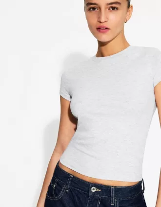 Tricou cu mânecă scurtă și decolteu