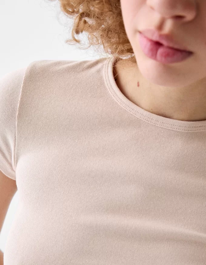 Tricou cu mânecă scurtă și decolteu Tricou cu mânecă scurtă și decolteu