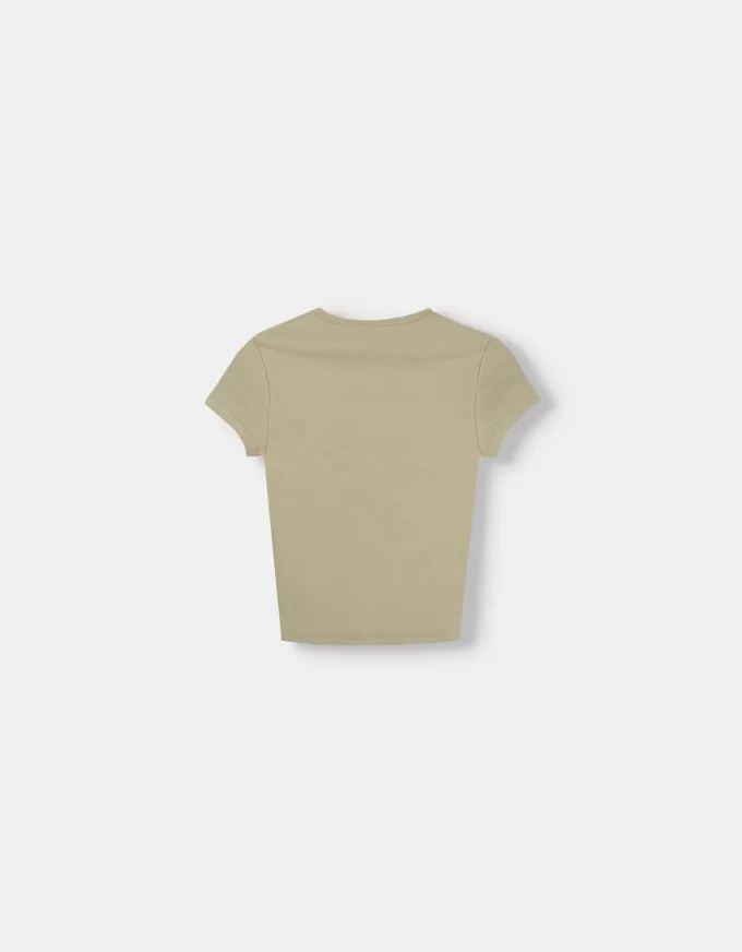 Tricou cu mânecă scurtă și decolteu Tricou cu mânecă scurtă și decolteu