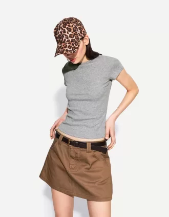 Tricou cu mânecă scurtă și decolteu