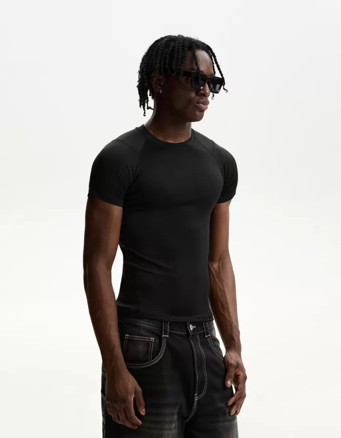 Tricou slim-fit cu maneca scurta, cu cusaturi