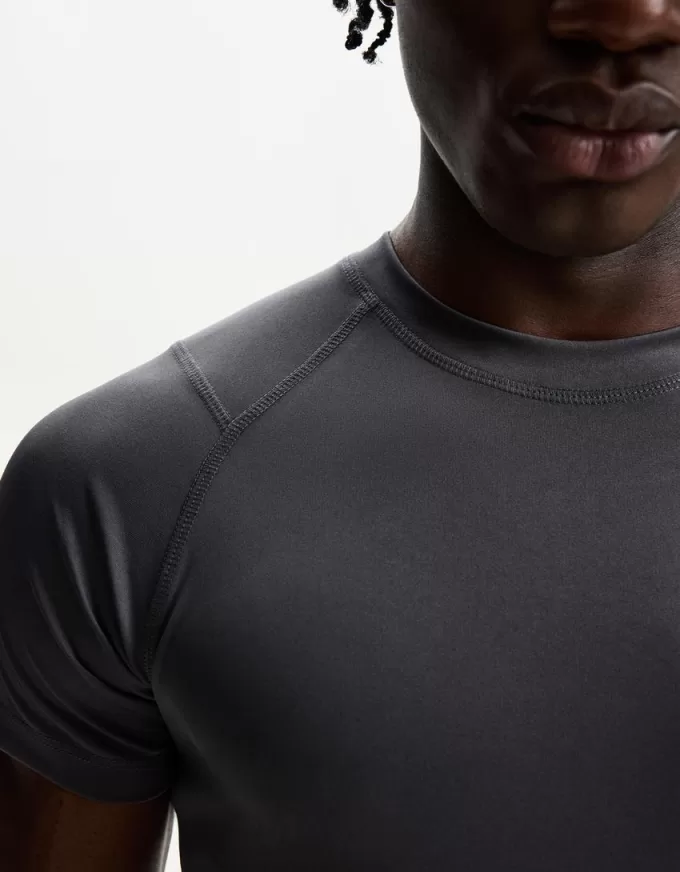 Tricou slim-fit cu maneca scurta, cu cusaturi