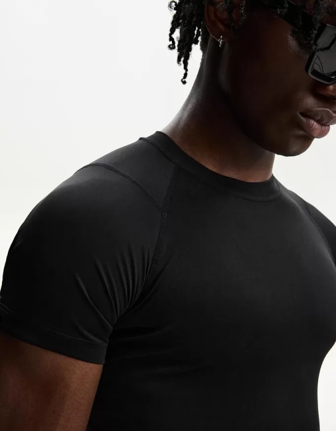 Tricou slim-fit cu maneca scurta, cu cusaturi
