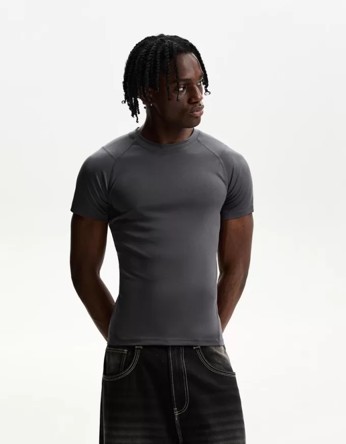 Tricou slim-fit cu maneca scurta, cu cusaturi