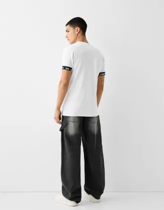 Tricou slim-fit cu maneca scurta, cu detaliu dungi