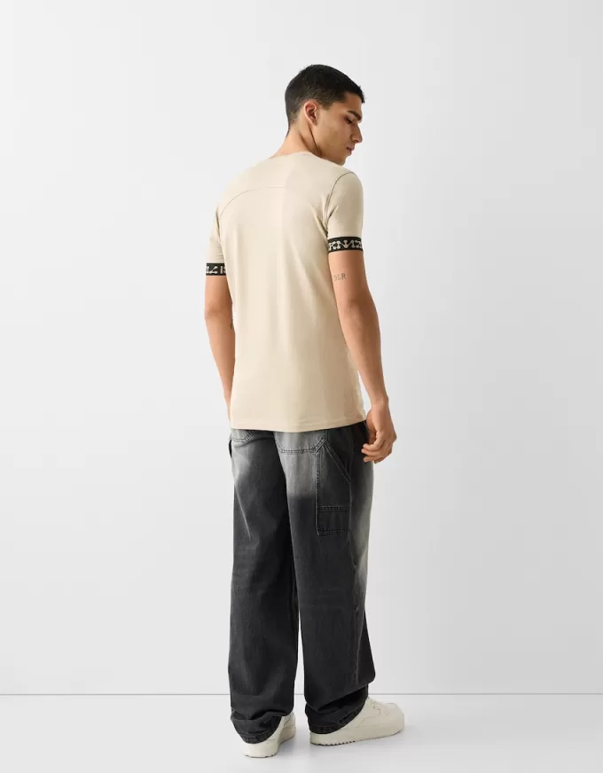 Tricou slim-fit cu maneca scurta, cu detaliu dungi