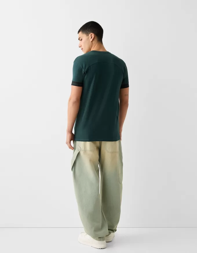 Tricou slim-fit cu maneca scurta, cu detaliu dungi