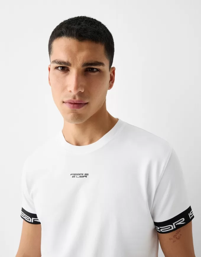 Tricou slim-fit cu maneca scurta, cu detaliu dungi