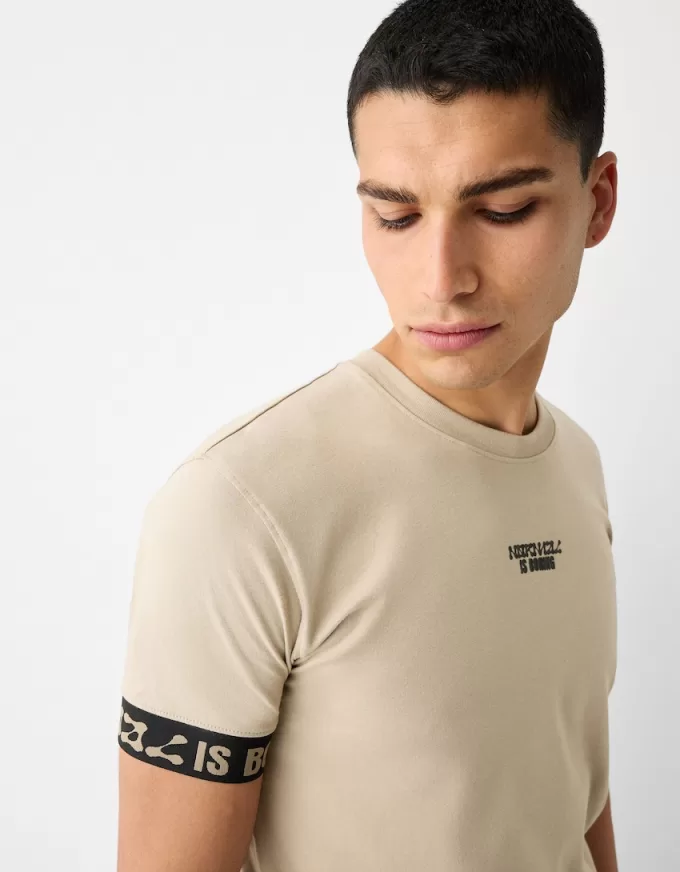Tricou slim-fit cu maneca scurta, cu detaliu dungi