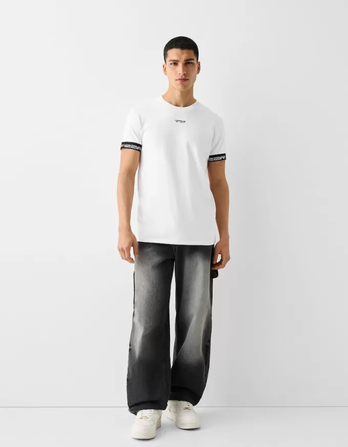 Tricou slim-fit cu maneca scurta, cu detaliu dungi