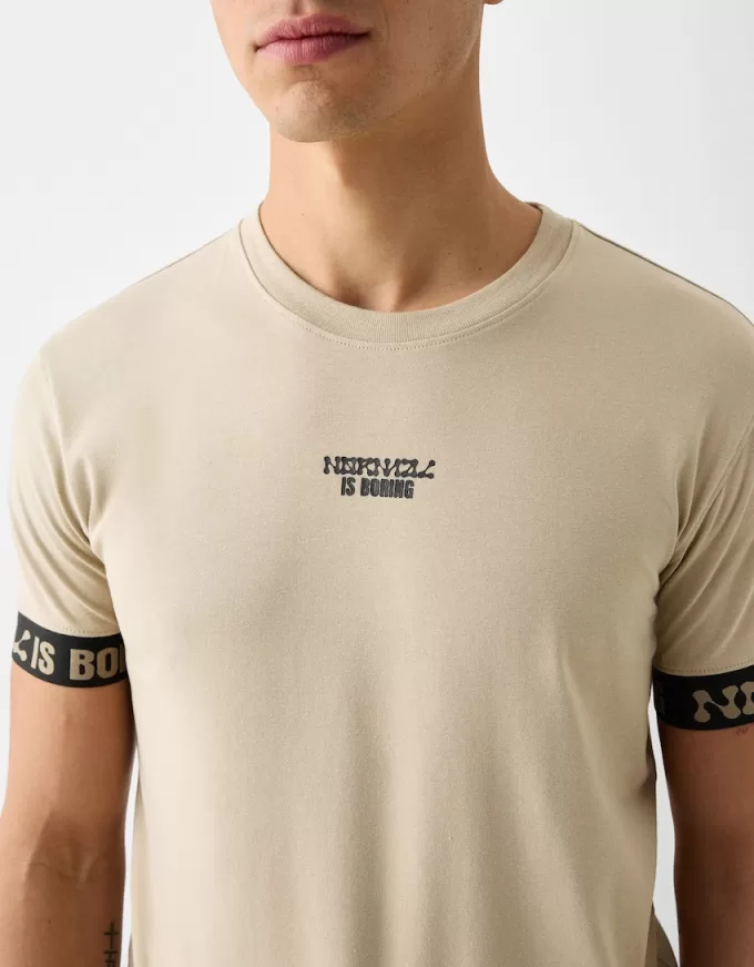 Tricou slim-fit cu maneca scurta, cu detaliu dungi
