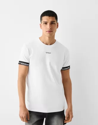 Tricou slim-fit cu maneca scurta, cu detaliu dungi