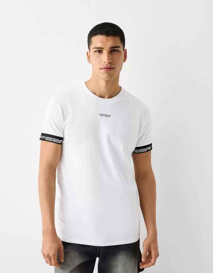 Tricou slim-fit cu maneca scurta, cu detaliu dungi