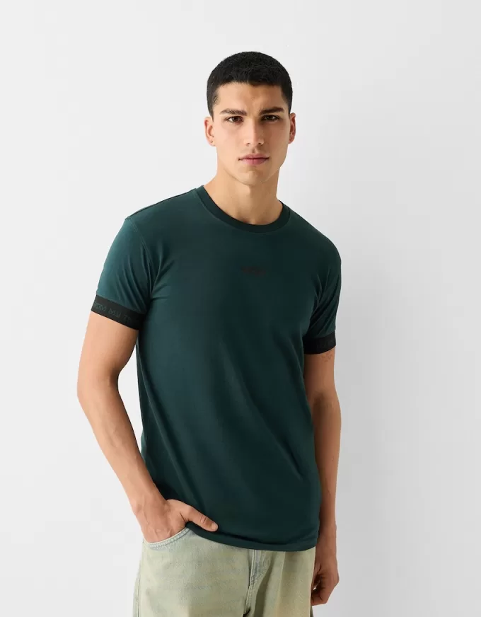Tricou slim-fit cu maneca scurta, cu detaliu dungi
