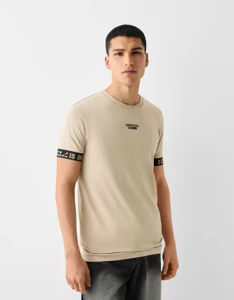 Tricou slim-fit cu maneca scurta, cu detaliu dungi