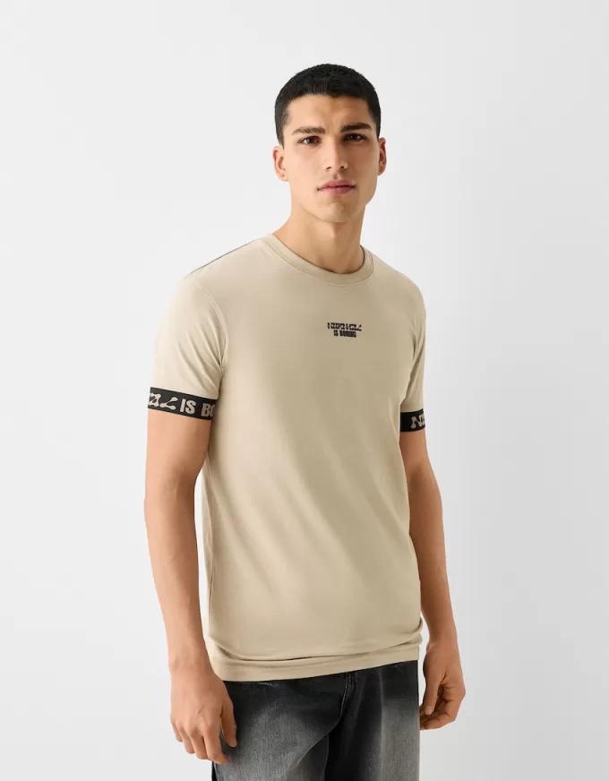 Tricou slim-fit cu maneca scurta, cu detaliu dungi